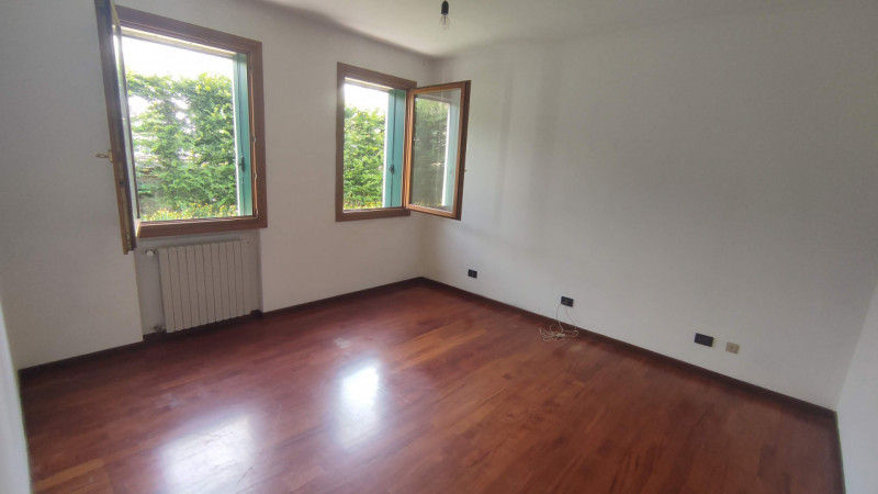 Affittasi : Villa del Conte : in centro (via Aldo Moro 1) comodo a tutti i servizi e circondato d...