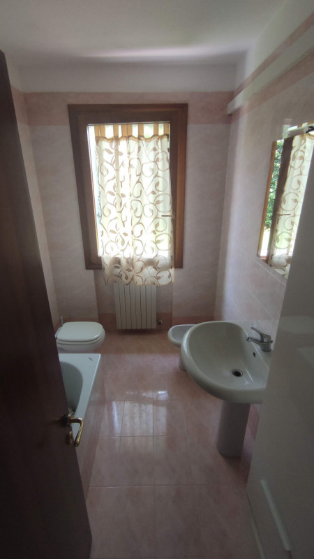 Affittasi : Villa del Conte : in centro (via Aldo Moro 1) comodo a tutti i servizi e circondato d...