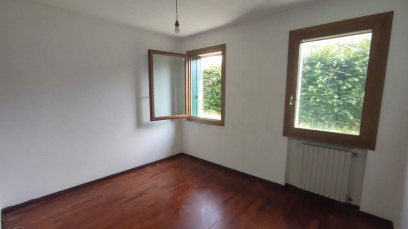 Affittasi : Villa del Conte : in centro (via Aldo Moro 1) comodo a tutti i servizi e circondato d...