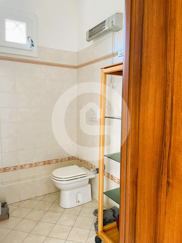 Proponiamo in affitto un luminoso negozio/ufficio situato nella zona centrale di Arsego, comune d...