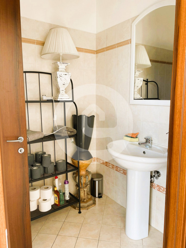 Proponiamo in affitto un luminoso negozio/ufficio situato nella zona centrale di Arsego, comune d...