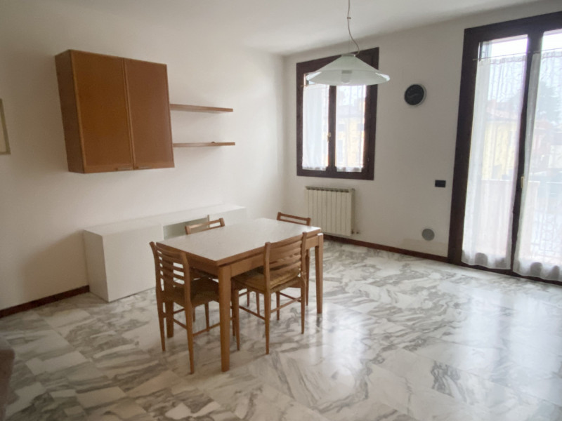 In centro paese, su palazzina di poche unità, spazioso mini appartamento al 1° piano composto da ...