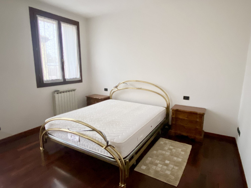 In centro paese, su palazzina di poche unità, spazioso mini appartamento al 1° piano composto da ...