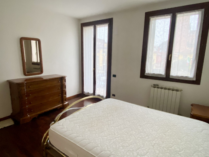 In centro paese, su palazzina di poche unità, spazioso mini appartamento al 1° piano composto da ...