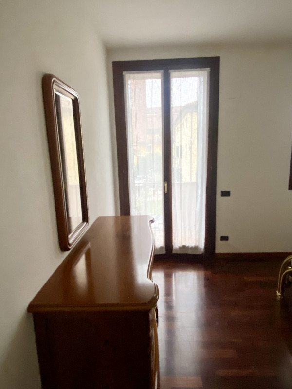 In centro paese, su palazzina di poche unità, spazioso mini appartamento al 1° piano composto da ...