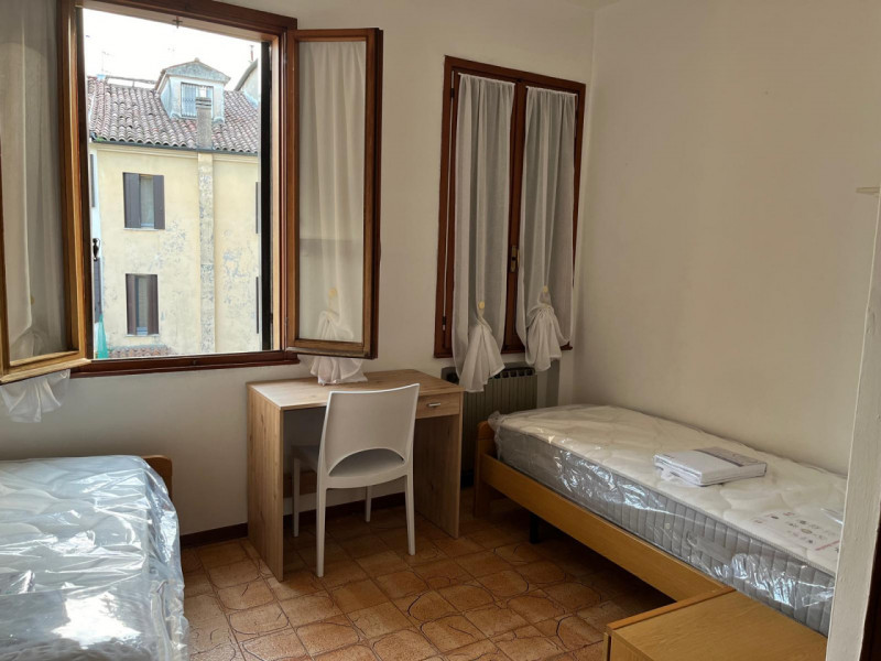 Istituti-Ospedali appartamento in contesto tranquillo al secondo piano di sole 4 unità composto d...
