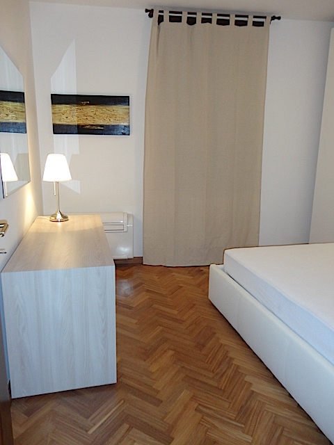 In una palazzina elegante di solo tre unità, a pochi passi da Ponte Molino, è disponibile un bell...