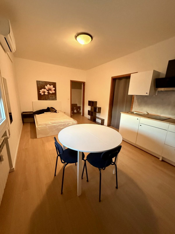 Istituti- Ospedali ampio monolocale al terzo piano con ascensore composto da: Ingresso, bagno con...