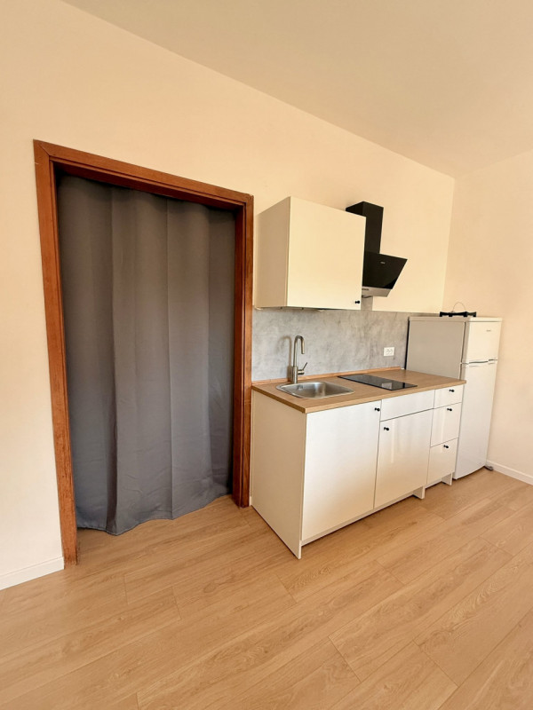 Istituti- Ospedali ampio monolocale al terzo piano con ascensore composto da: Ingresso, bagno con...