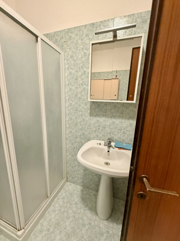 Istituti- Ospedali ampio monolocale al terzo piano con ascensore composto da: Ingresso, bagno con...