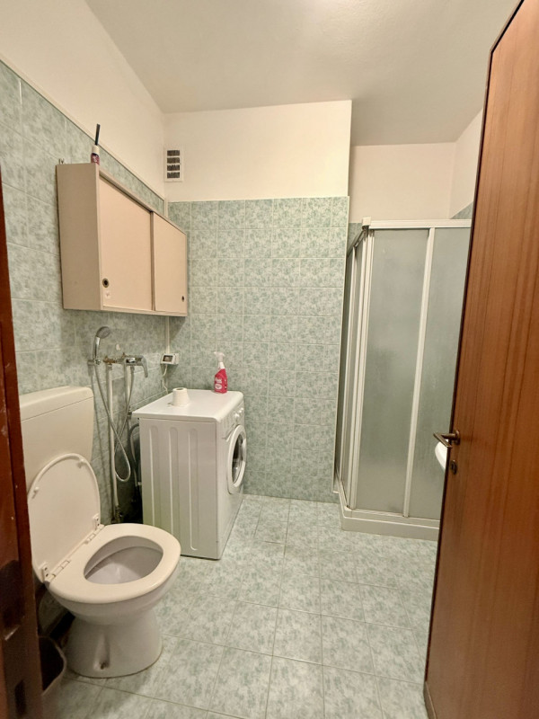 Istituti- Ospedali ampio monolocale al terzo piano con ascensore composto da: Ingresso, bagno con...