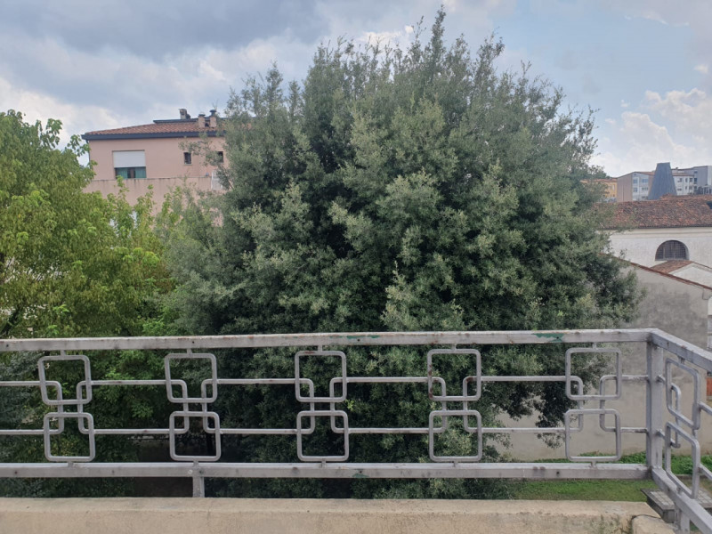 Istituti- Ospedali ampio monolocale al terzo piano con ascensore composto da: Ingresso, bagno con...