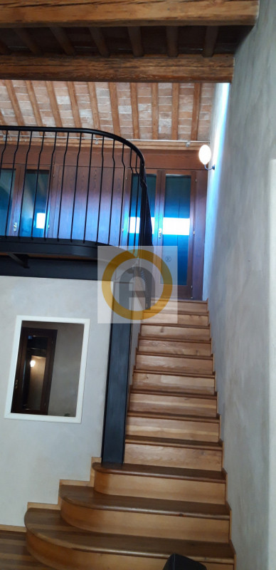 Scopri un'affascinante opportunità di affitto nel cuore pulsante di Bassano del Grappa, precisame...