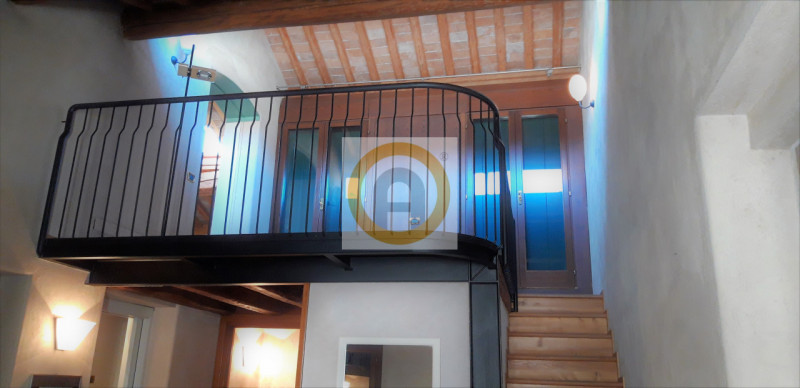 Scopri un'affascinante opportunità di affitto nel cuore pulsante di Bassano del Grappa, precisame...