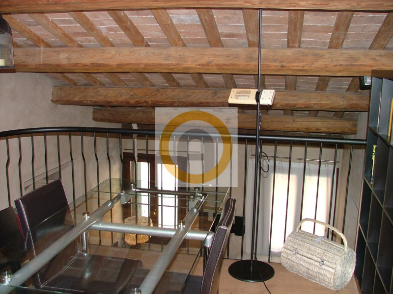 Scopri un'affascinante opportunità di affitto nel cuore pulsante di Bassano del Grappa, precisame...