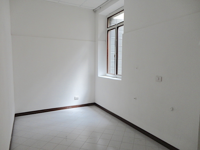 In un elegante palazzo con ascensore, dei primi del '900, nei pressi del Tribunale Nuovo è dispon...