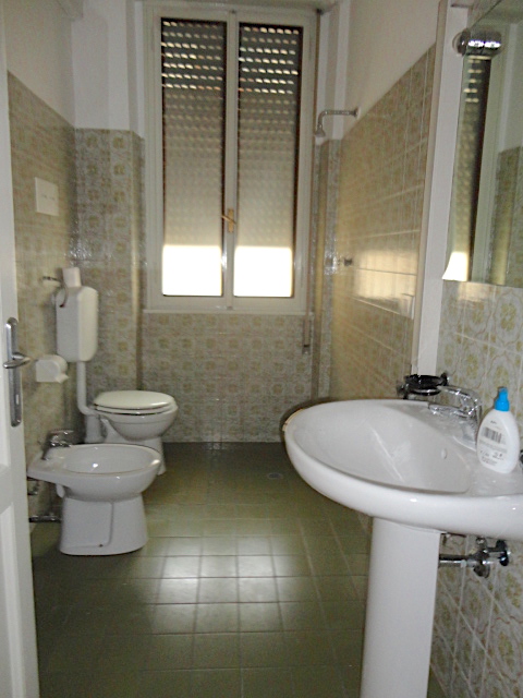 In un elegante palazzo con ascensore, dei primi del '900, nei pressi del Tribunale Nuovo è dispon...