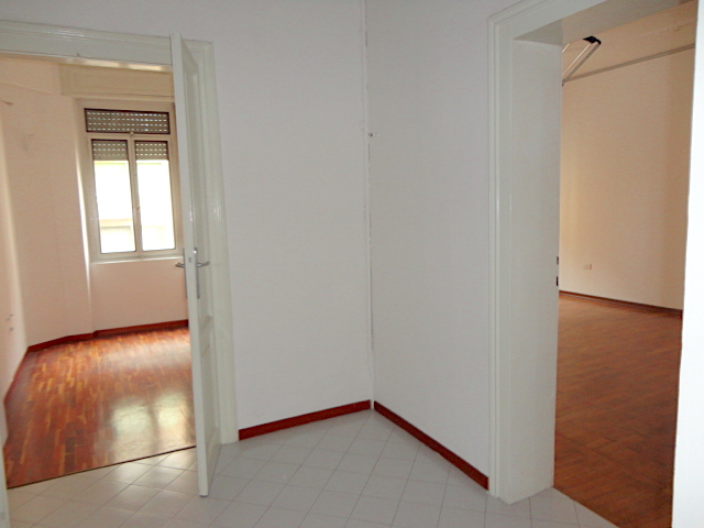 In un elegante palazzo con ascensore, dei primi del '900, nei pressi del Tribunale Nuovo è dispon...