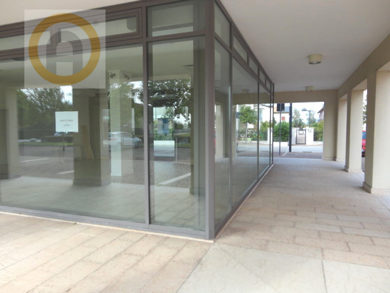 Situato ai confini di Bassano del Grappa, offriamo in locazione un luminoso locale commerciale di...