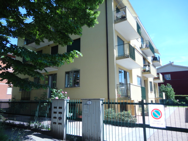 In una bella palazzina, tenuta con cura, in una zona tranquillissima del quartiere di Brusegana è...