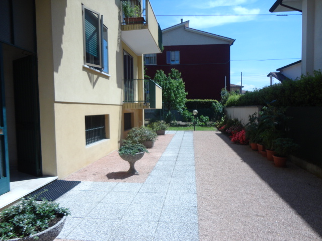 In una bella palazzina, tenuta con cura, in una zona tranquillissima del quartiere di Brusegana è...
