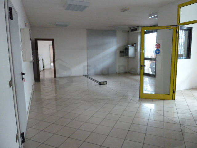 Nella zona industriale delle Granze di Camin (Padova), proponiamo in locazione un capannone moder...