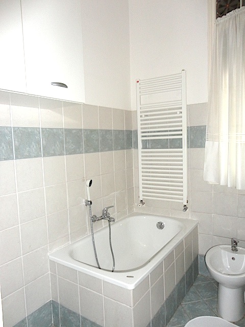 In una palazzina di 4 appartamenti, comodo agli Istituti è disponibile un grazioso appartamento, ...