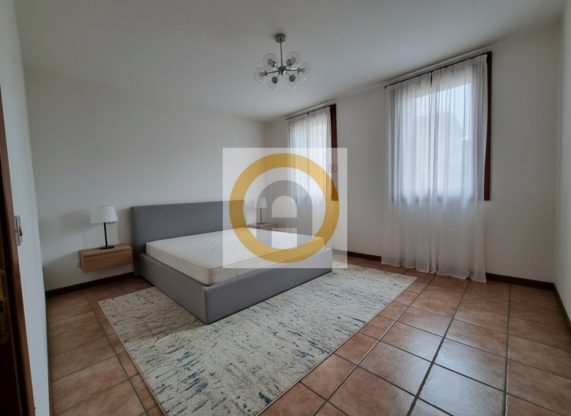 Scopri questo interessante appartamento bicamere al piano terra, situato nel centro di Rosà.
La p...