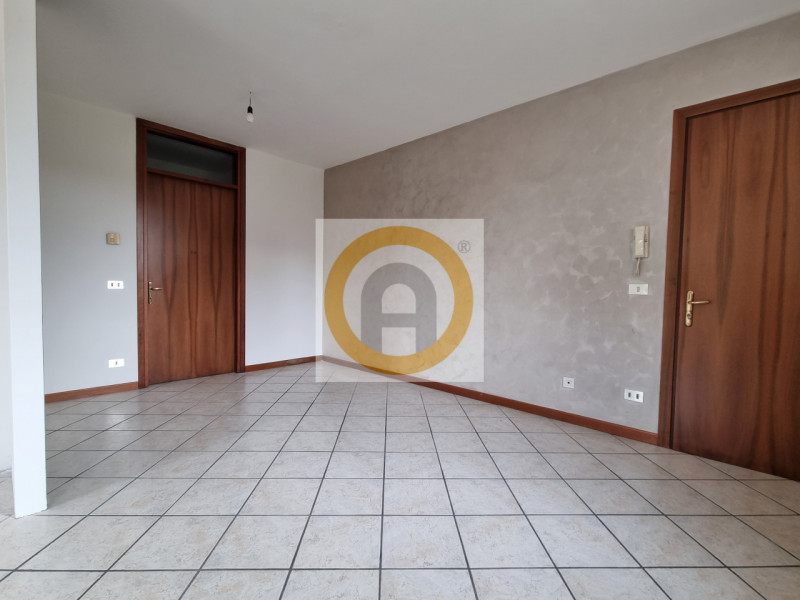 Scopri questo interessante appartamento bicamere al piano terra, situato nel centro di Rosà.
La p...