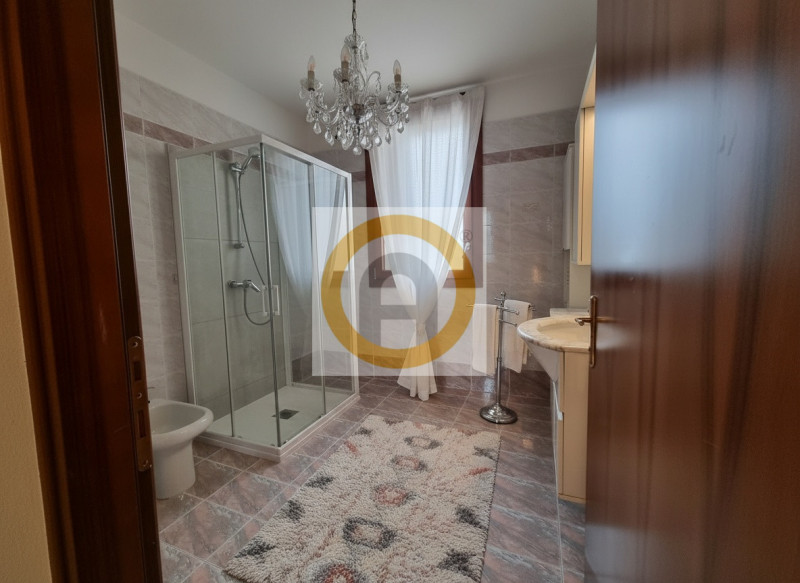 Scopri questo interessante appartamento bicamere al piano terra, situato nel centro di Rosà.
La p...