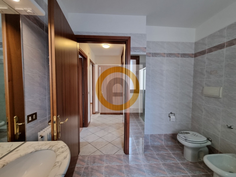 Scopri questo interessante appartamento bicamere al piano terra, situato nel centro di Rosà.
La p...