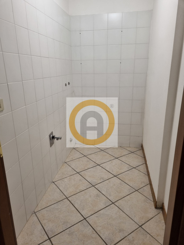 Scopri questo interessante appartamento bicamere al piano terra, situato nel centro di Rosà.
La p...