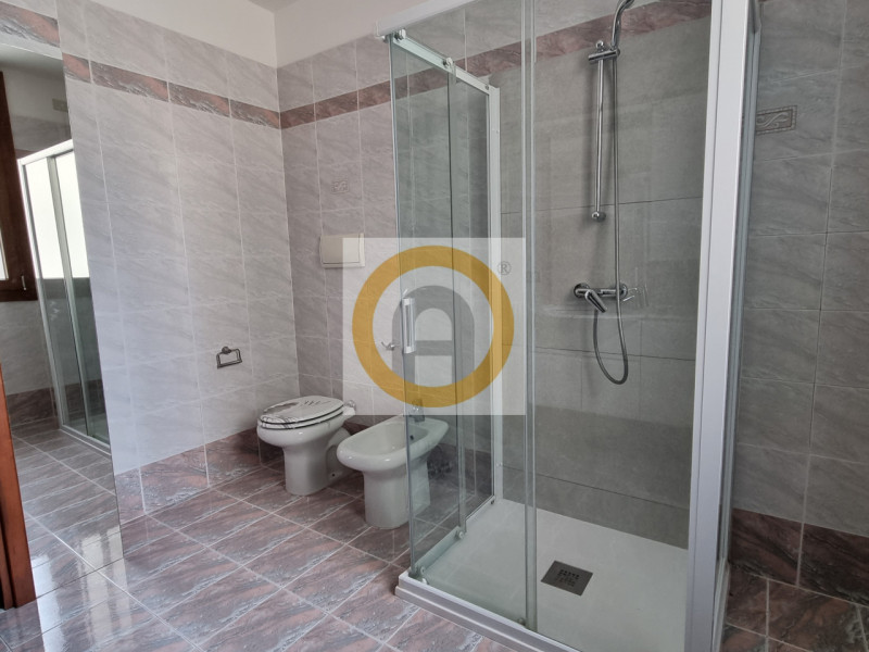 Scopri questo interessante appartamento bicamere al piano terra, situato nel centro di Rosà.
La p...