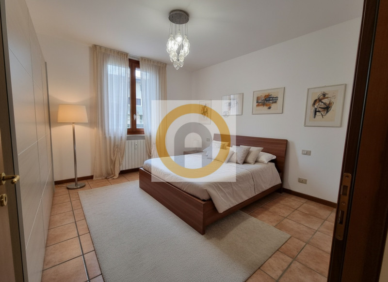 Scopri questo interessante appartamento bicamere al piano terra, situato nel centro di Rosà.
La p...