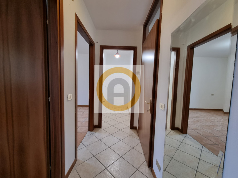 Scopri questo interessante appartamento bicamere al piano terra, situato nel centro di Rosà.
La p...