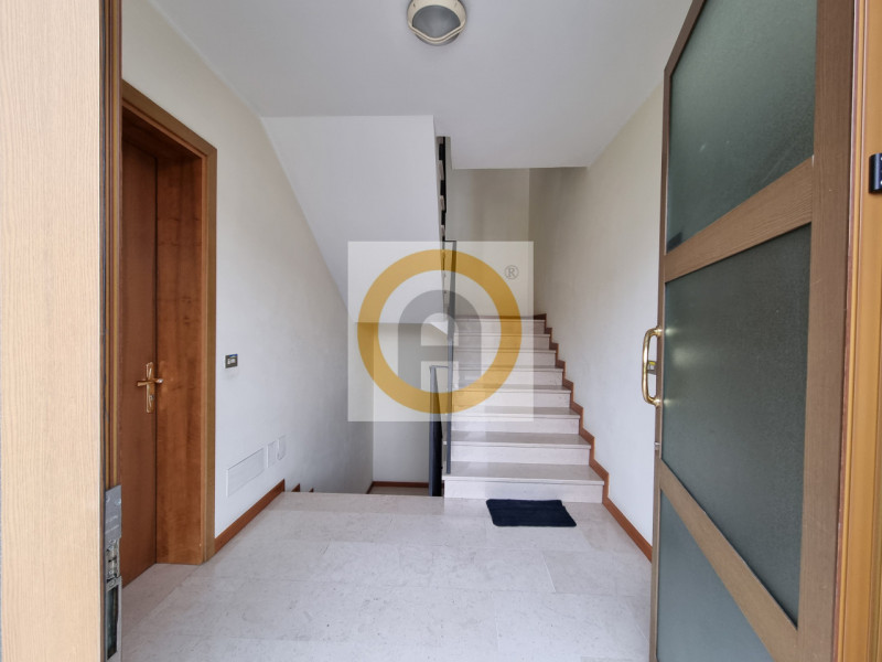 Scopri questo interessante appartamento bicamere al piano terra, situato nel centro di Rosà.
La p...