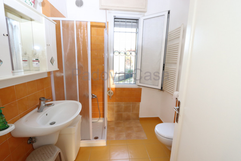 Appartamento al piano intermedio, situato in palazzina di poche unità, comodo alla fermata dell'a...