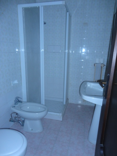 In un condominio ben tenuto in via Savonarola, comodo ai servizi pubblici ed al centro, a due pas...