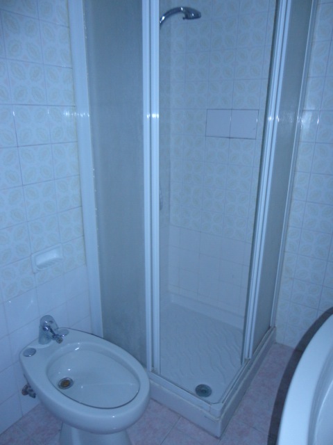 In un condominio ben tenuto in via Savonarola, comodo ai servizi pubblici ed al centro, a due pas...