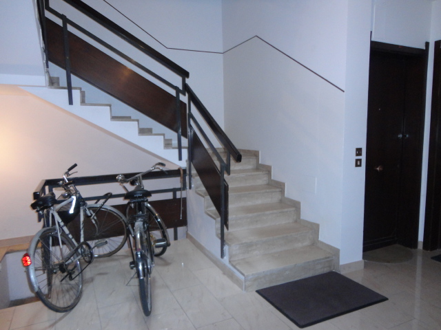 In un condominio ben tenuto in via Savonarola, comodo ai servizi pubblici ed al centro, a due pas...