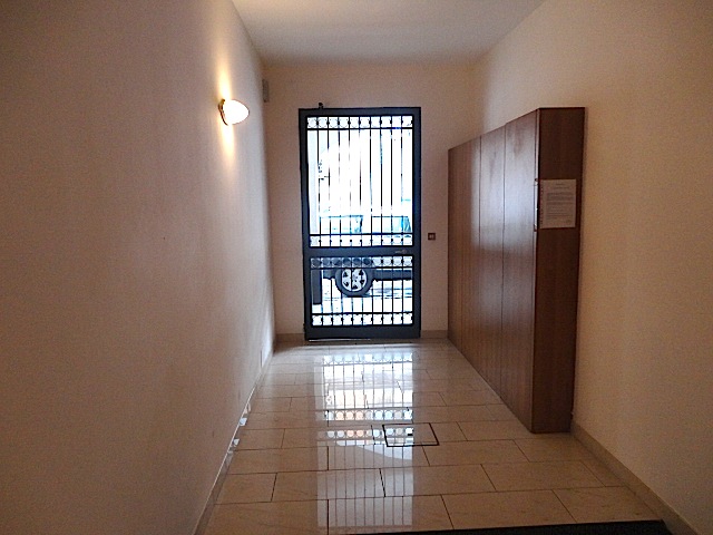 In un condominio ben tenuto in via Savonarola, comodo ai servizi pubblici ed al centro, a due pas...