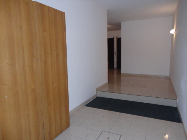 In un condominio ben tenuto in via Savonarola, comodo ai servizi pubblici ed al centro, a due pas...