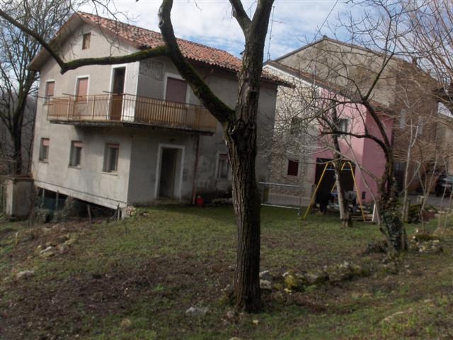 Fabbricato indipendente edificato su poggio naturale con esposizione a sud-est ed è composto da: ...