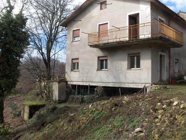 Fabbricato indipendente edificato su poggio naturale con esposizione a sud-est ed è composto da: ...