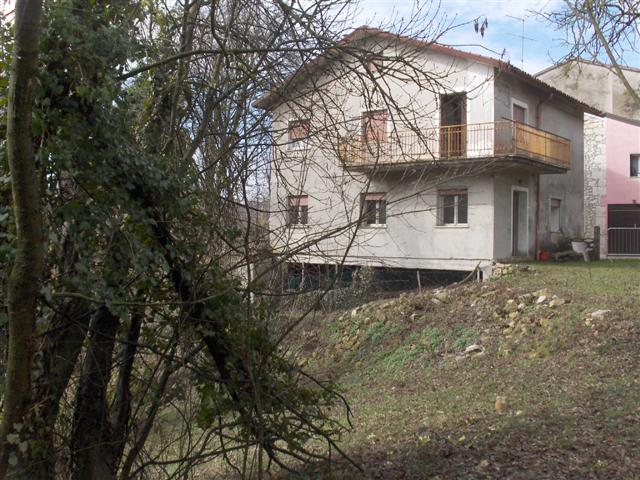 Fabbricato indipendente edificato su poggio naturale con esposizione a sud-est ed è composto da: ...