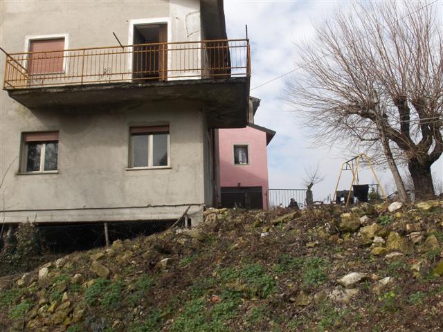 Fabbricato indipendente edificato su poggio naturale con esposizione a sud-est ed è composto da: ...