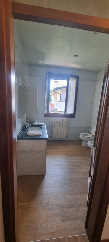 RIF. CA3001 - TEL. 049626977 Proponiamo in affitto un elegante appartamento quadrilocale di circa...