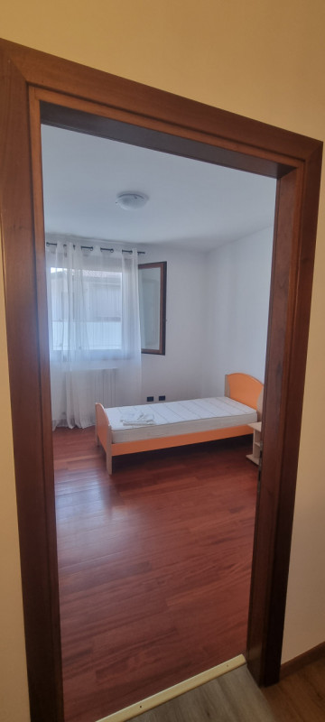 RIF. CA3001 - TEL. 049626977 Proponiamo in affitto un elegante appartamento quadrilocale di circa...