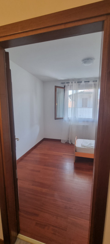 RIF. CA3001 - TEL. 049626977 Proponiamo in affitto un elegante appartamento quadrilocale di circa...