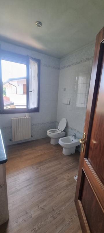 RIF. CA3001 - TEL. 049626977 Proponiamo in affitto un elegante appartamento quadrilocale di circa...